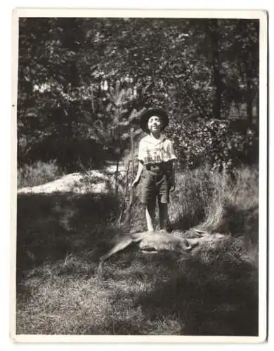 Fotografie Knabe mit Fernglas und Gewehr als Jäger nebst erlegtem Reh