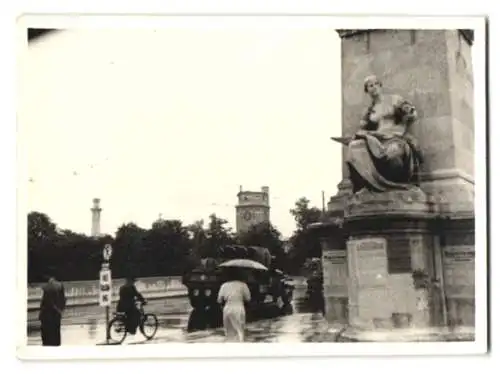 Fotografie unbekannter Fotograf, Ansicht München, Ludwigsbrücke & Militär-Lastwagen