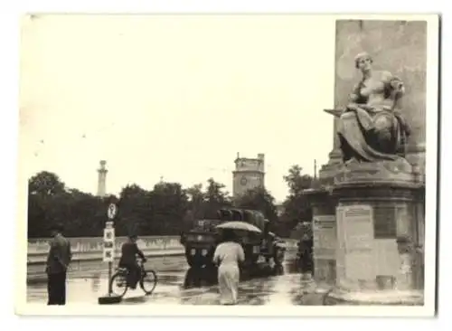 Fotografie unbekannter Fotograf, Ansicht München, Ludwigsbrücke und Armee-Lastwagen