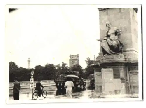 Fotografie unbekannter Fotograf, Ansicht München, Ludwigsbrücke und Armee-Lastwagen