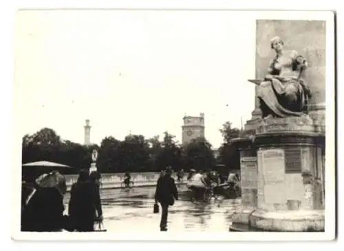 Fotografie unbekannter Fotograf, Ansicht München, Ludwigsbrücke und Armee-Lastwagen