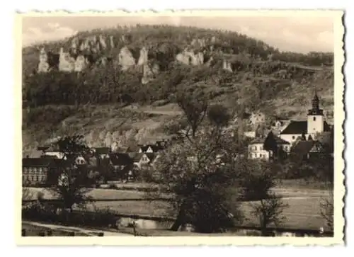 Fotografie unbekannter Fotograf, Ansicht Muggendorf, Panorama mit Kirche & Anhöhe im Hintergrund