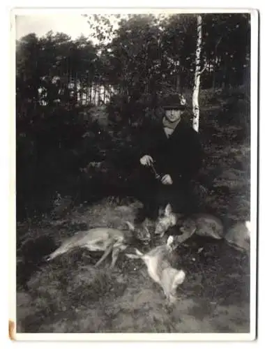 Fotografie Rodenstock, Berlin, Jäger mit Gewehr nach erfolgreicher Jagd, Jagdstrecke mit Hase & Rehen