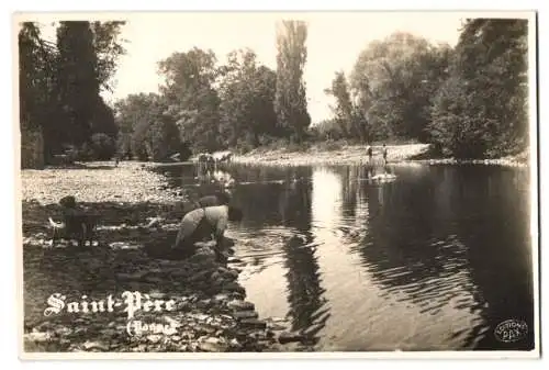 Fotografie Editions PAX, Ansicht Saint-Pere, Waschfrauen waschen Wäsche am Flussufer