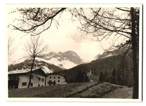 Fotografie unbekannter Fotograf, Ansicht Vigo di Fassa, Gebäude - Wohnhäuser & Kirche im Hintergrund