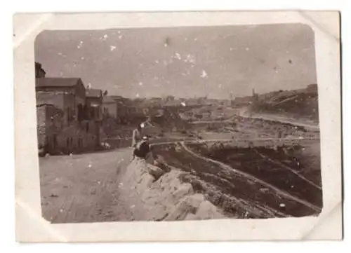 Fotografie unbekannter Fotograf, Ansicht Jerusalem, Einheimische betrachten gemeinsam das Treiben am Stadtrand