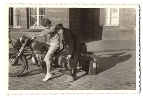 Fotografie Motorrad IFA-BK 350, Paar mit Krad während einer Ausfahrt 1958