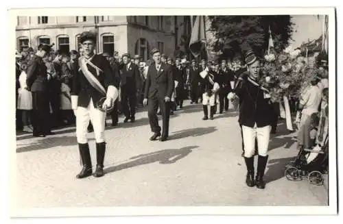 Fotografie Studenten in vollem Wichs bei einem Festumzug / Volksfest