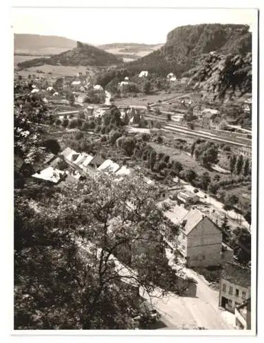 Fotografie unbekannter Fotograf, Ansicht Gerolstein, Blick über den Ort zum Bahnhof