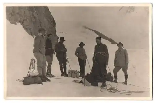 Fotografie Bergsteiger Seilschaft macht sich für den Aufstieg zum Gipfel bereit, Mountain Climber