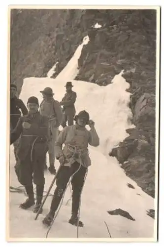 Fotografie Bergsteiger Seilschaft beim Aufstieg zum Gipfel, Mountain Climber