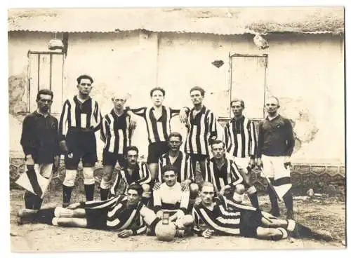 Fotografie Fussball-Mannschaft, Mannschaftsfoto mit silberner Medaille von Linienrichtern flankiert um 1923