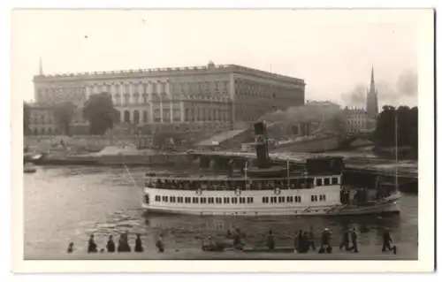 Fotografie unbekannter Fotograf, Ansicht Stockholm, Stadtansicht mit Dampfer