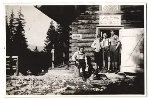 Fotografie unbekannter Fotograf, Ansicht Bad Goisern, Wanderer an der Lambacherhütte