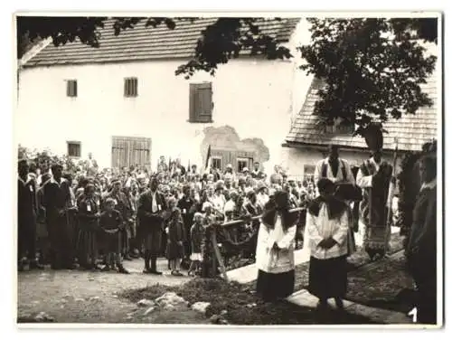 Fotografie unbekannter Fotograf, Ansicht Wildegg, Einheimische & Geistliche während der St. Bernhardsfeier