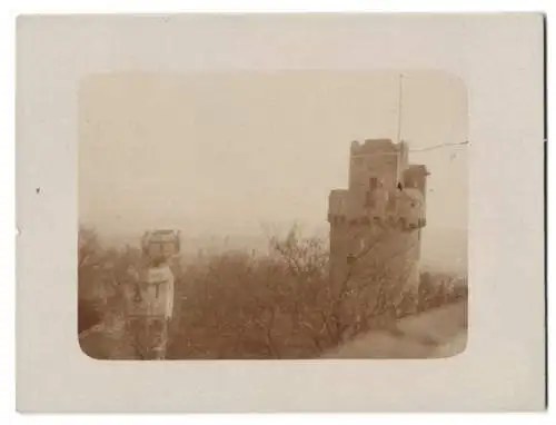 Fotografie unbekannter Fotograf, Ansicht Auerbach, Schloss mit Wehrturm