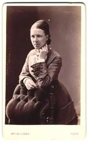 Fotografie Mrs. Williams, Wolverhampton, Darlington Street, Eine elegante Frau mit nachdenklichem Blick