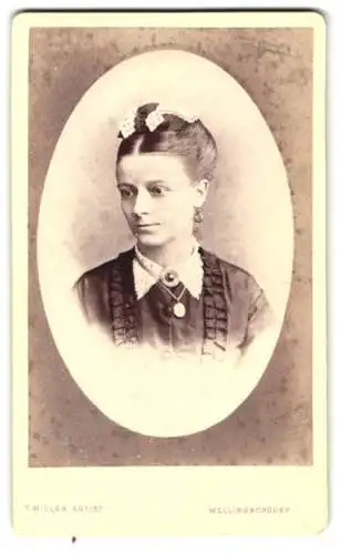 Fotografie T. Miller, Wellingborough, Midland Road, Porträt einer Dame mit hochgestecktem Haar