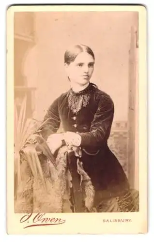 Fotografie J. Owen, Salisbury, 29 Catherine Street, Porträt einer Frau in eleganter Kleidung