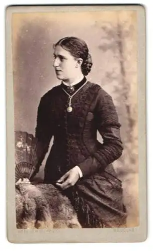 Fotografie Abel Lewis, Isle of Man, Elegante Dame mit Fächer