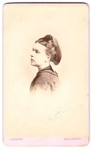 Fotografie A. F. Lafosse, Manchester, Victoria Street 32, Profil einer jungen Frau mit Hochsteckfrisur