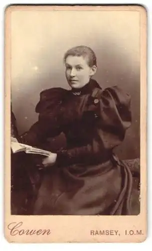 Fotografie Geo. B. Cowen, Ramsey, Frau mit Buch in dunklem Kleid