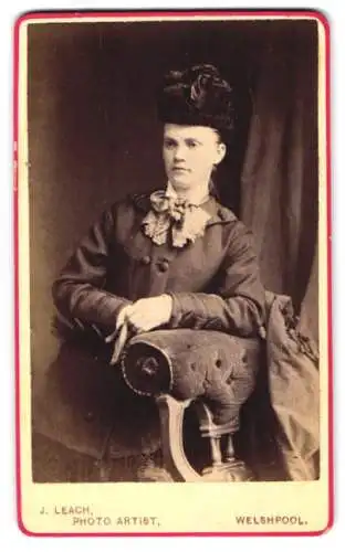 Fotografie J. Leach, Welshpool, Severn Street, Porträt einer Dame in eleganter Kleidung