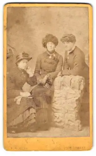 Fotografie E. R. Gyde, Aberystwith, Pier Street, Drei Frauen in modischer Kleidung