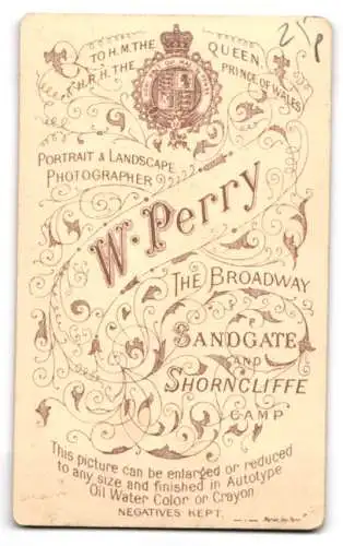 Fotografie W. Perry, Sandgate, The Broadway, Porträt eines kleinen Kindes auf einem Stuhl sitzend