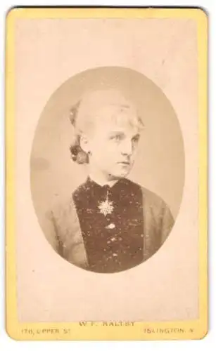 Fotografie W.F. Maltby, Islington, Upper Street 176, Porträt einer jungen Frau im Halbprofil