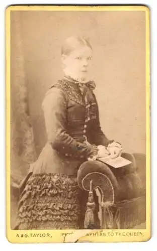 Fotografie A. & G. Taylor, Sheffield, Norfolk Street 101, Dame in elegantem Kleid