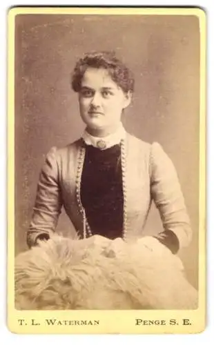 Fotografie T. L. Waterman, Sydenham, Station Parade 1, Portrait einer Dame mit Pelzaccessoire