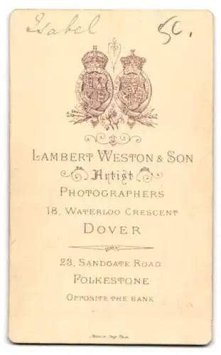 Fotografie Lambert Weston & Son, Dover, Waterloo Crescent 18, Porträt eines kleinen Mädchens auf einem Kissen sitzend