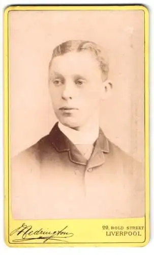 Fotografie Frederick Medrington, Liverpool, Bold Street 29, Porträt eines jungen Mannes