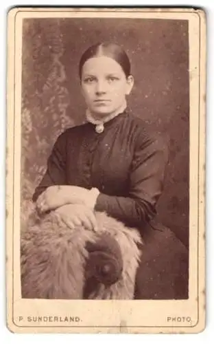 Fotografie P. Sunderland, Sheffield, Norfolk Row 6, Porträt einer jungen Frau mit Pelz