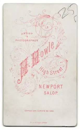 Fotografie H. Howle, Newport, Salop, High Street, Porträt eines eleganten Herrn