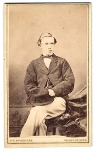 Fotografie S.S. Priestley, Huddersfield, John William Street, Porträt eines jungen Mannes mit Hut