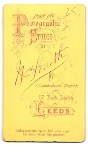 Fotografie W. Smith, Leeds, Commercial Street 1, Frau in elegantem Kleid