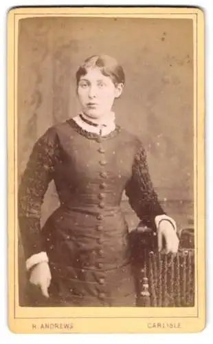 Fotografie H. Andrews, Carlisle, Lowther Street, Frau in elegantem Kleid