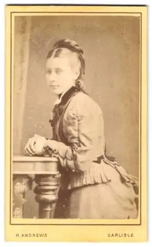 Fotografie H. Andrews, Carlisle, Sheffield Street 46, Dame in elegantem Kleid