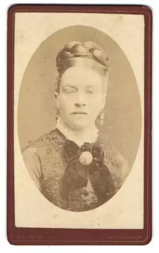 Fotografie W. H. Brunton, Whitehaven, Wellinton Row, Portrait einer Dame mit elegantem Haarstil