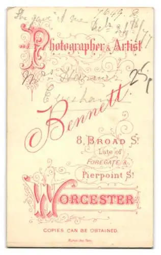 Fotografie T. Bennett, Worcester, Broad St 8, Porträt einer Dame an einem Tisch sitzend