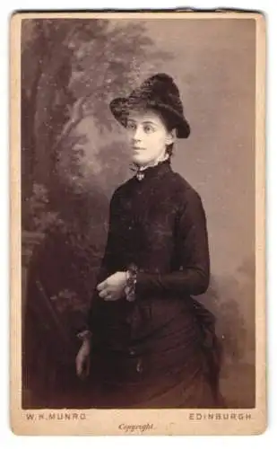 Fotografie W. K. Munro, Edinburgh, North Pittstreet 16, Portrait einer eleganten Dame