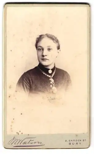 Fotografie Watson, Bury, Garden St 2, Porträt einer jungen Frau in dunkler Kleidung