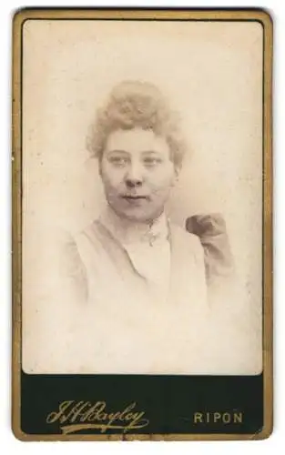 Fotografie J.H. Bayley, Ripon, Princess Road 17, Frauenporträt mit lockigem Haar