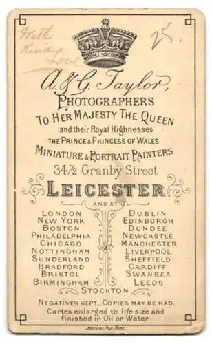 Fotografie A. & G. Taylor, Leicester, Granby Street 34½, Porträt einer Dame in dunkler Kleidung