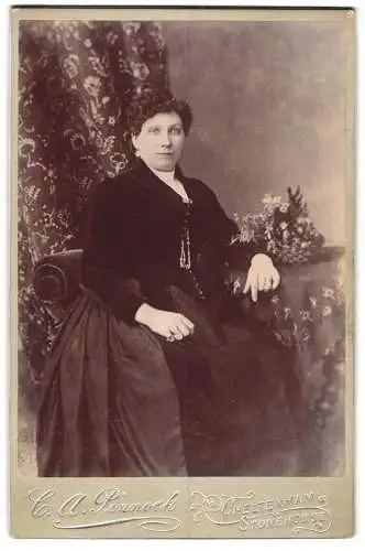 Fotografie C. A. Pinnock, Cheltenham, Dame im dunklen Kleid