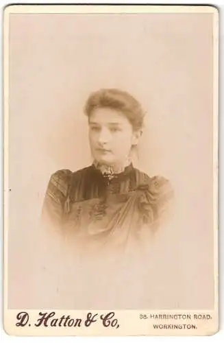 Fotografie D. Hatton & Co., Workington, 38 Harrington Road, Porträt einer jungen Frau in elegantem Kleid