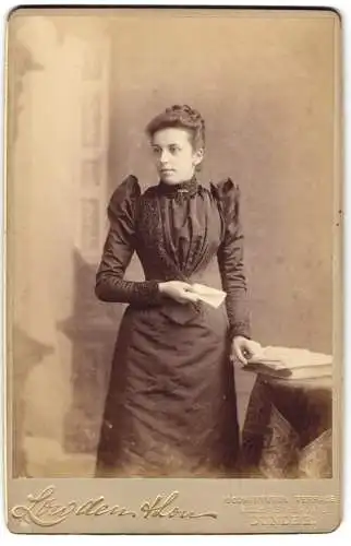 Fotografie Lowden& Son, Dundee, Constitution Terrace 10, Junge Frau mit Briefen in eleganter Pose