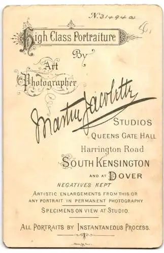 Fotografie Martin Jacobitty, South Kensington, Queens Gate Hall, Brustbild einer Frau im Profil